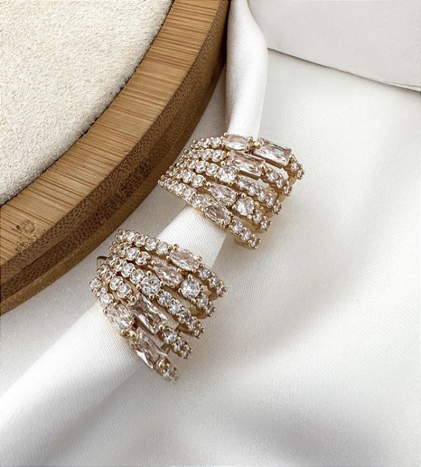 Argola ZAIA cravejada com microzirconias e navete folheada a ouro