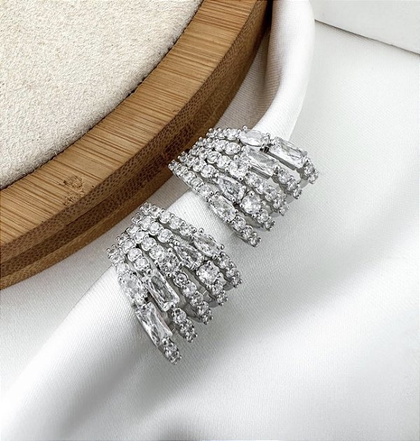 Argola ZAIA cravejada com microzirconias e navete folheada a prata