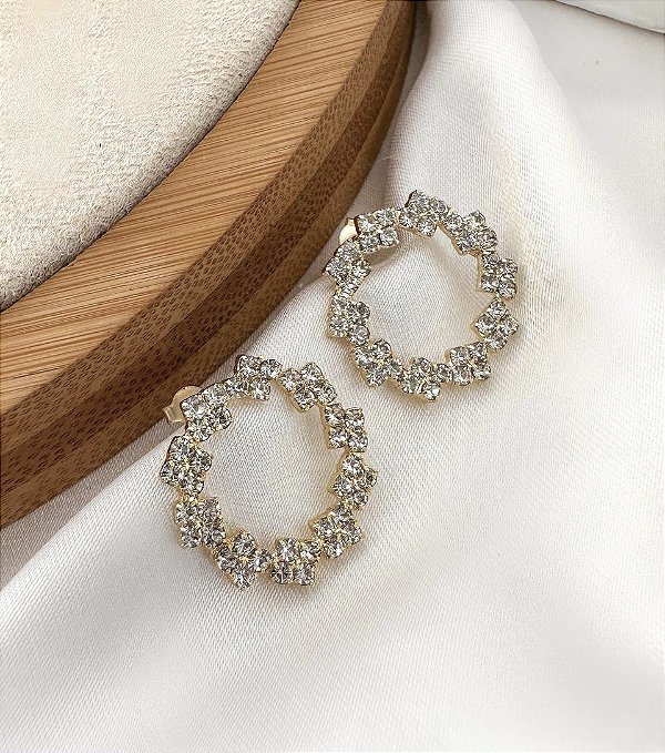 Brinco ISIS guirlanda cravejada com zirconias folheada a ouro