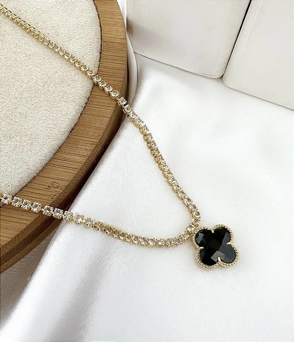 Choker LAVINIA colar cravejado com zirconia flor 3D preta folheada a ouro