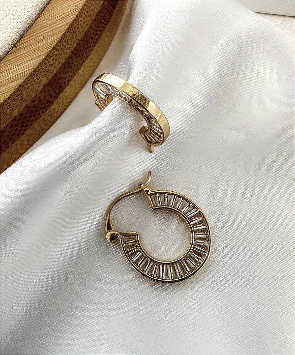 Argola DAISE cravejada em navete folheada a ouro