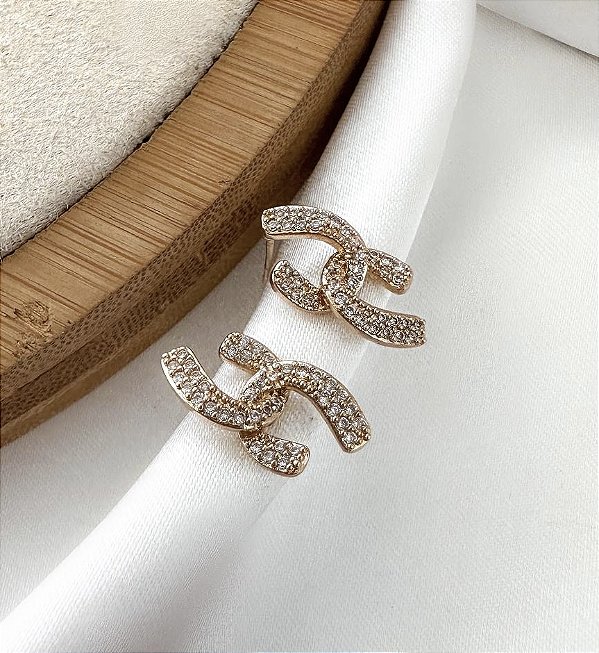 Brinco KRISTEN elos cravejados com micro zirconias folheada a ouro