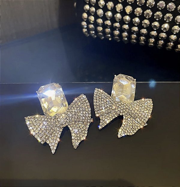 Brinco ELIETE laço cravejado com microzirconias  folheada a prata