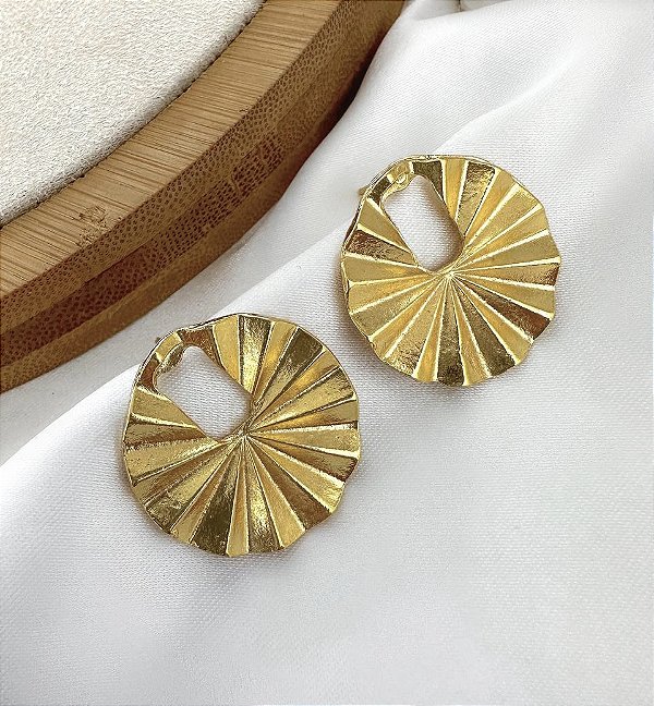 Brinco EVA esfera 3D folehada a ouro