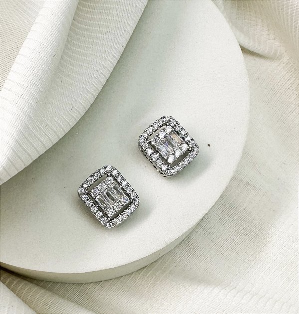Brinco DONA M quadrado cravejada com zirconia navete folheada a prata