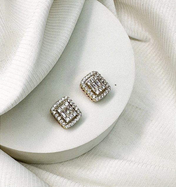 Brinco DONA M quadrado cravejada com zirconia navete folheada a ouro