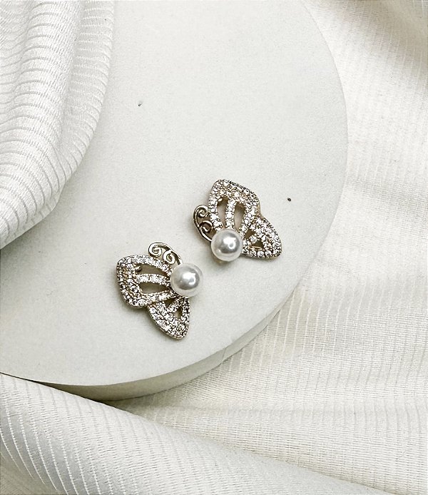 Brinco GLICIA meia borboleta cravejada com zirconia com pérola folheada a ouro