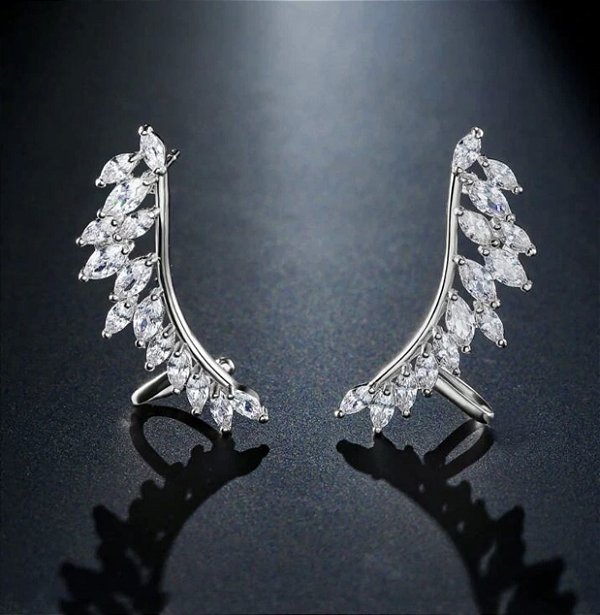 Brinco ENAILE ear cuff cravejado com zircônias folheada a prata