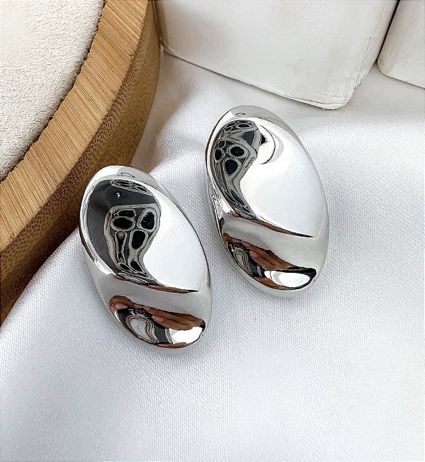 Brinco MINDY boton oval texturizado folheada a prata