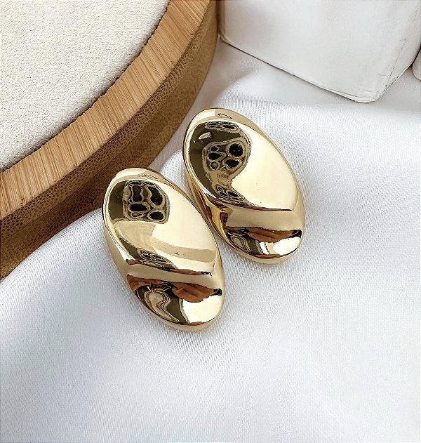 Brinco MINDY boton oval texturizado folheada a ouro