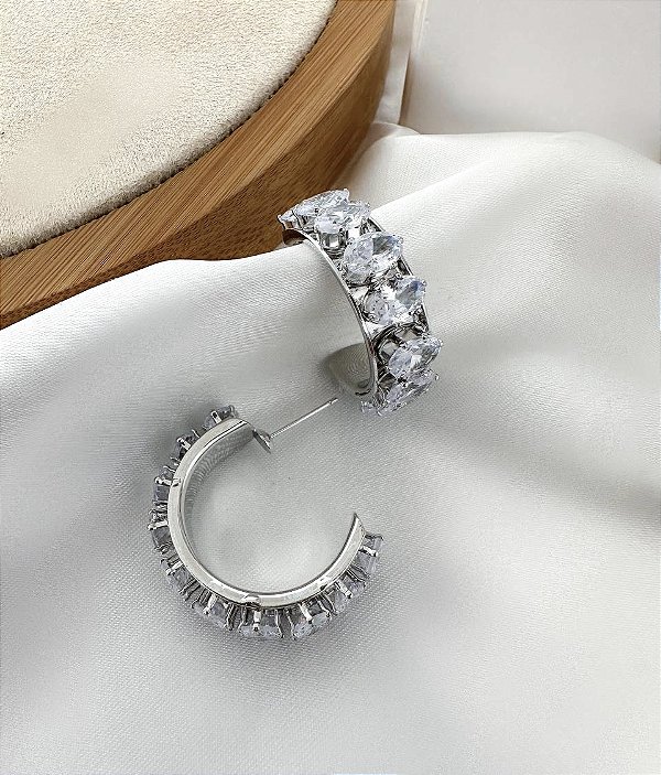 Argola ADA M cravejada com zirconias ovais folheada prata