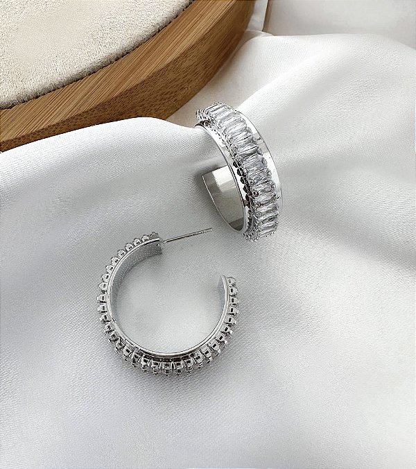 Argola ADELAIDE M cravejada com microzirconias folheada prata
