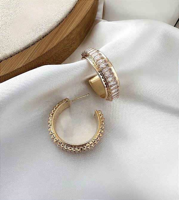 Argola ADELAIDE M cravejada com microzirconias folheada ouro