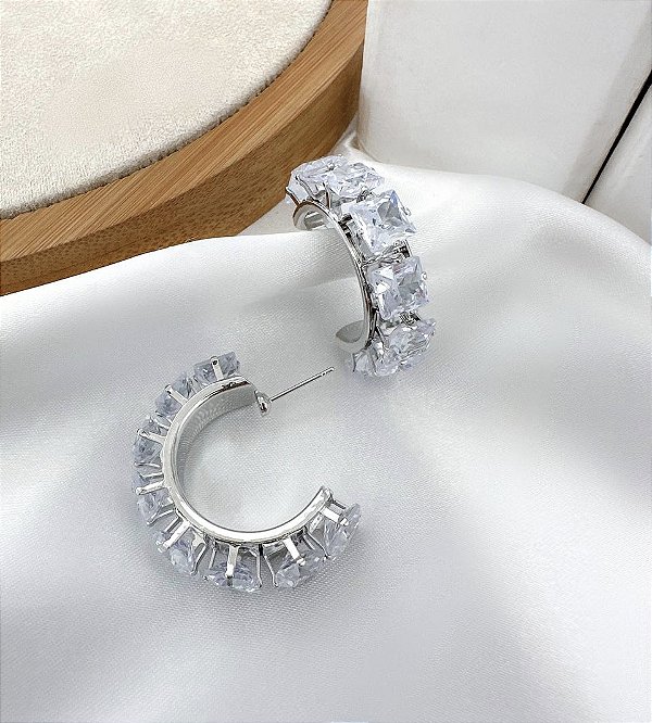 Argola ADIRA M cravejada com zirconias quadrada folheada prata