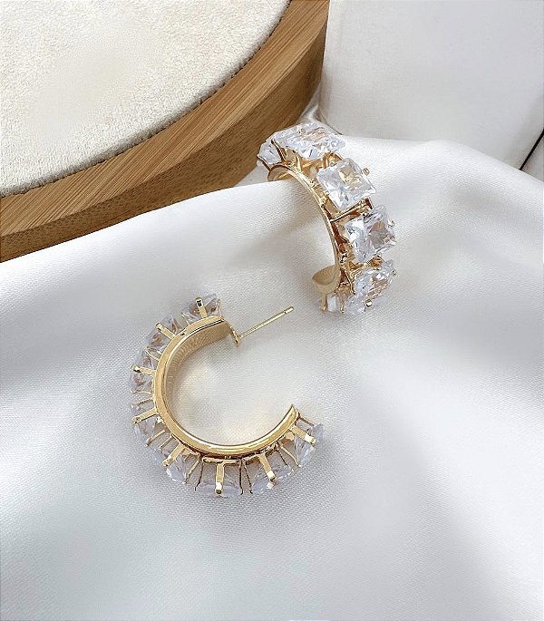 Argola ADIRA M cravejada com zirconias quadrada folheada ouro