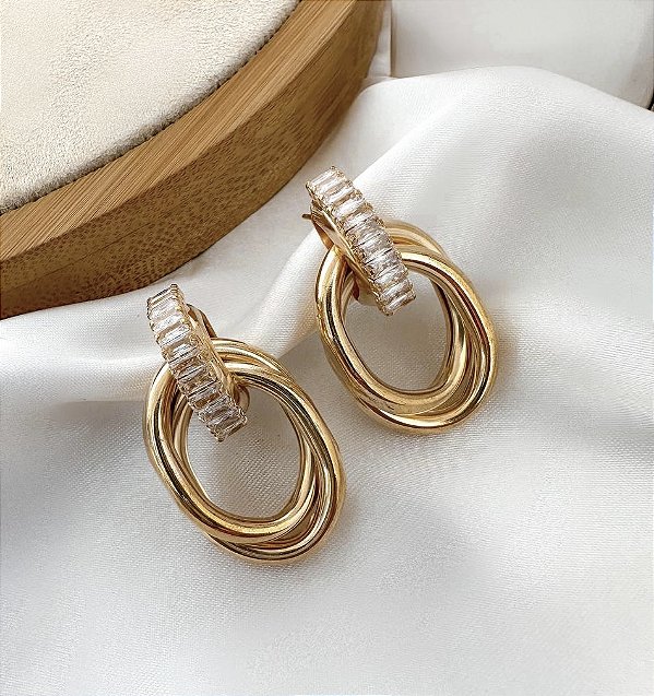 Brinco MIRNA elos com zirconia folheada a ouro