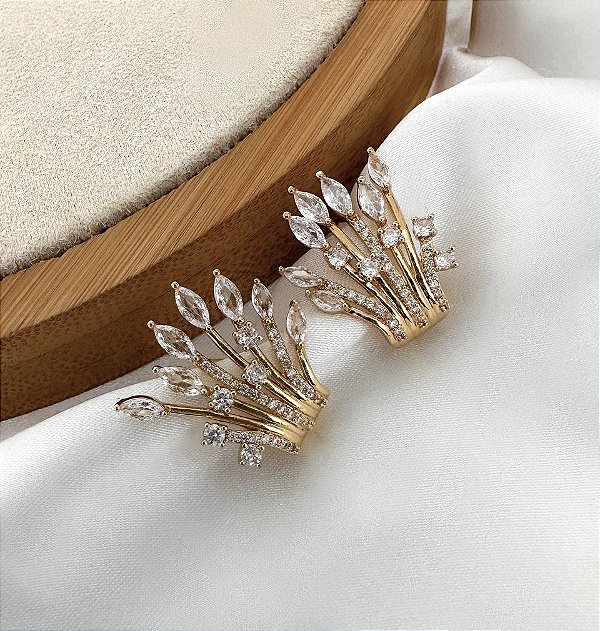Brinco DECI folhagem cravejado com zirconia folheada a ouro