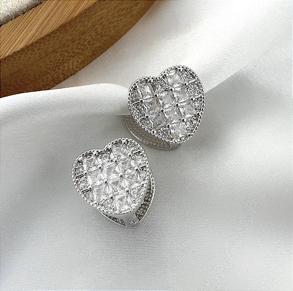 Argola ODETE coração cravejado em zirconia feixo click folheada a prata