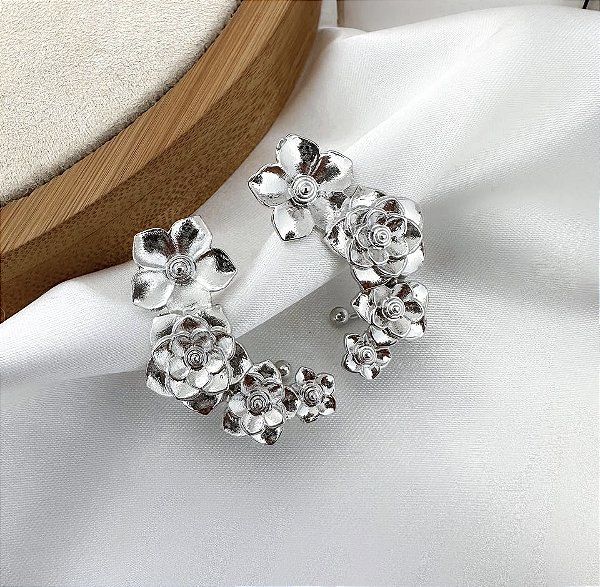 Brinco DAFNE ear cuff com flores folheada a prata