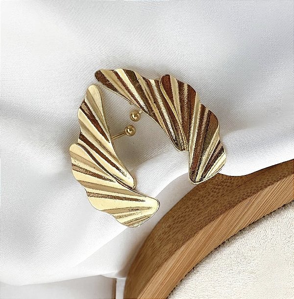 Brinco RAVEN ear cuff com folha folheada a ouro