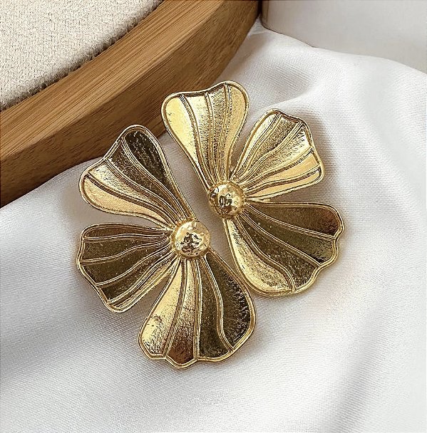 Brinco CALIOPE meia flor folheada a ouro