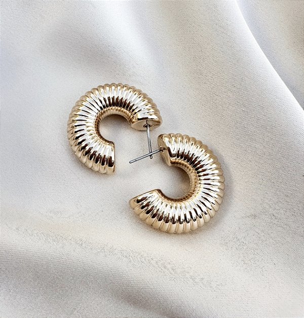 Argola ANDRESSA bijoux texturizada tubo dourada P