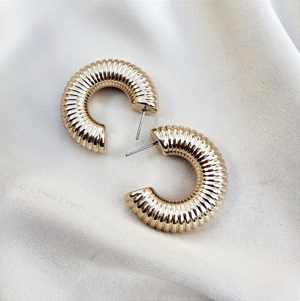 Argola ANDRESSA bijoux texturizada tubo dourada M