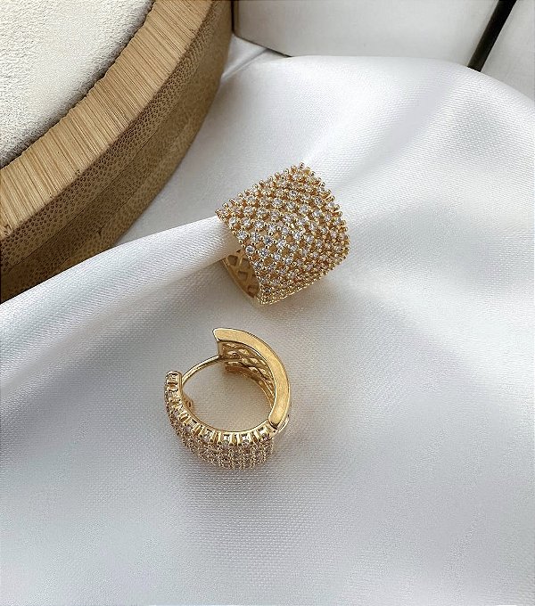 Argola LIVY retângulo cravejado em zirconia feixo click folheada a ouro