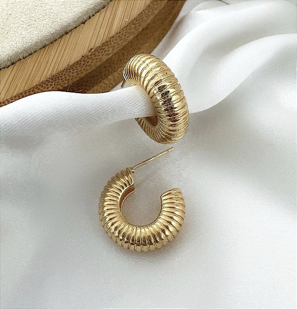Argola ANDRESSA bijoux texturizada tubo dourada PP