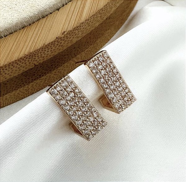 Argola TOKIO quadrada cravejada com micro zirconias folheada a ouro