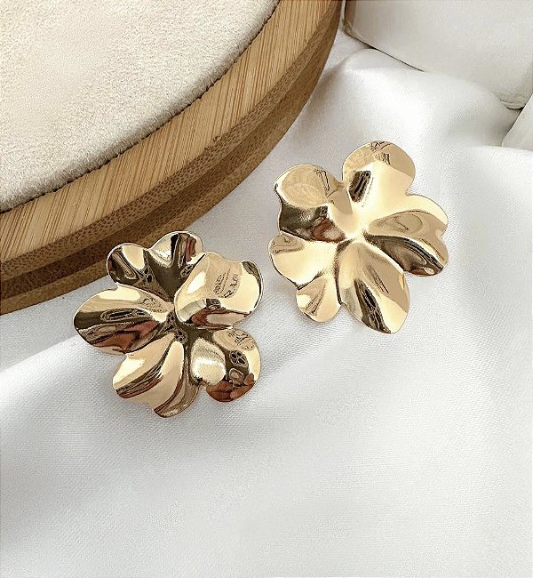 Brinco MONACO flor martelada folheada a ouro