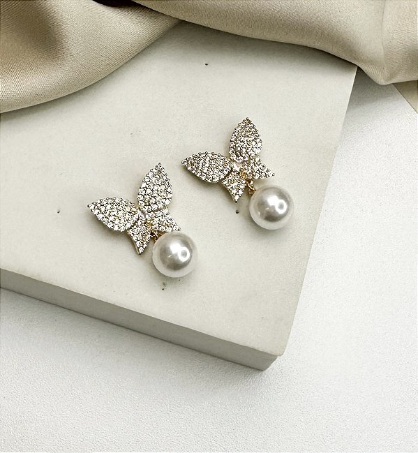 Brinco HARY borboleta com pérola cravejada com zirconia folheada a ouro