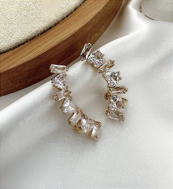 Brinco BARBIE ear cuff cravejado com zircônias em navete folheada a ouro