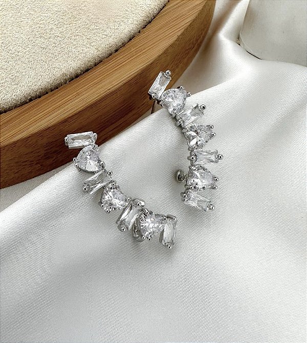 Brinco BARBIE ear cuff cravejado com zircônias em navete folheada a prata