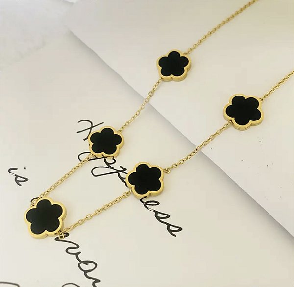 Colar VAN flor preta folheada a ouro