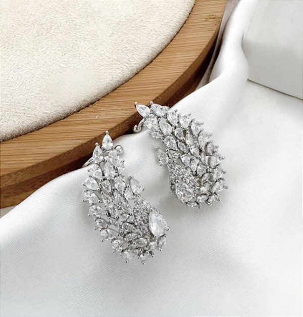 Brinco WILMA ear cuff cravejado com zircônias em asa folheada a prata