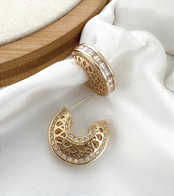 Argola LIEN vazada cravejada com zirconia folheada a ouro