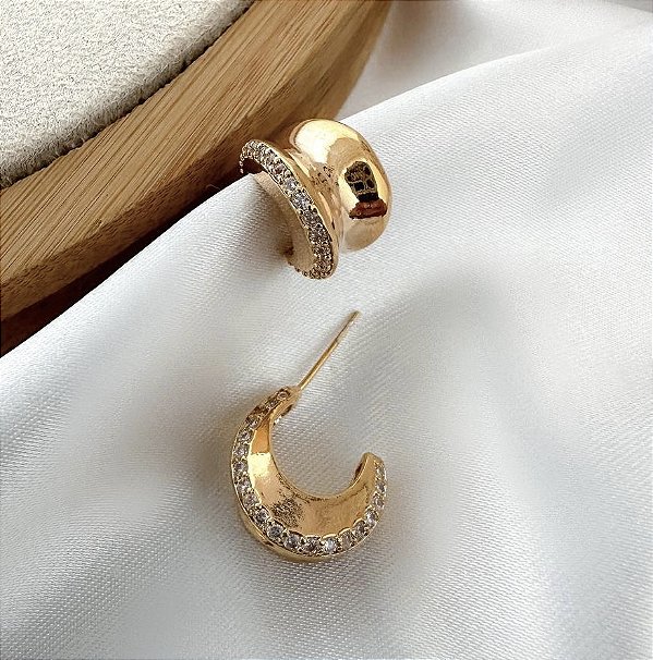 Argola AZURA orgânica com microzirconia folheado a ouro