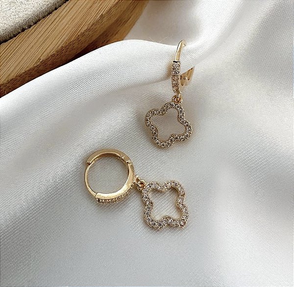 Mini argola CELITA trevo vazado com microzirconia folheado a ouro