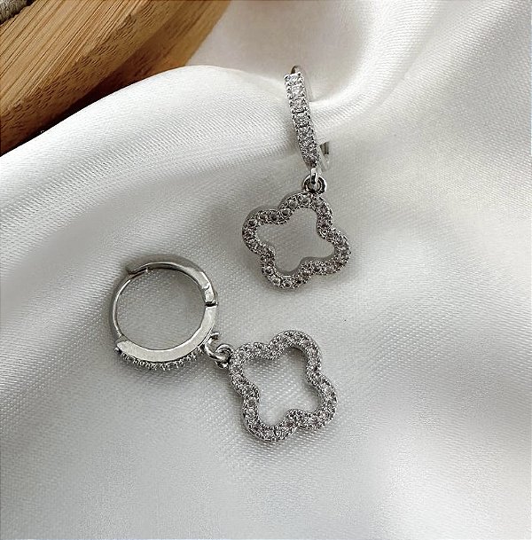 Mini argola CELITA trevo vazado com microzirconia folheado a prata