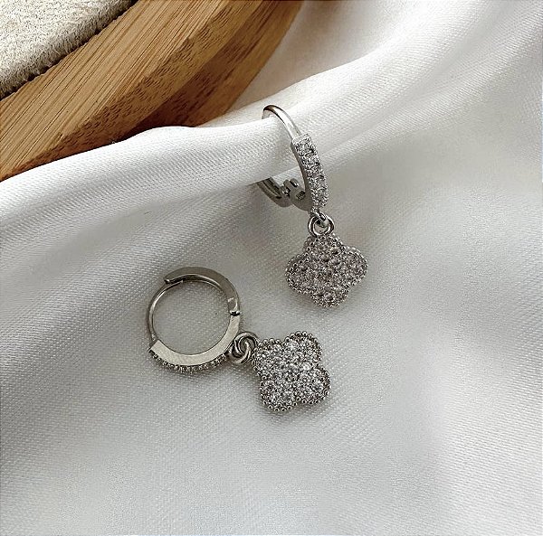 Mini argola CAMERON trevo com microzirconia folheado a prata