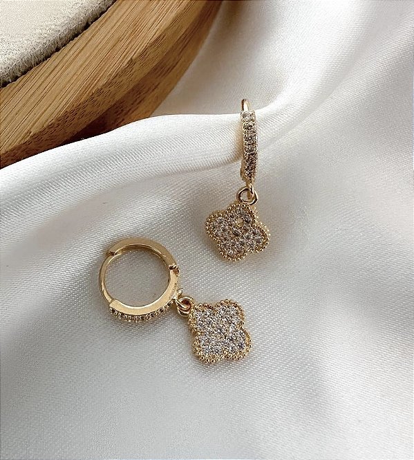 Mini argola CAMERON trevo com microzirconia folheado a ouro
