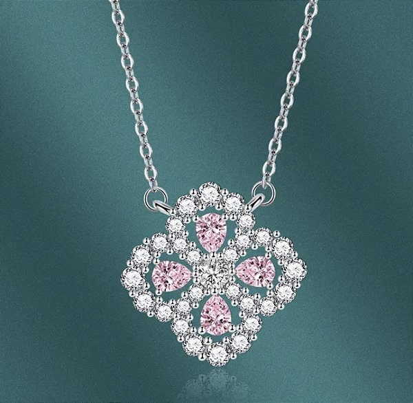 Colar GRECIA trevo cravejado com zircônias ROSA folheada a prata