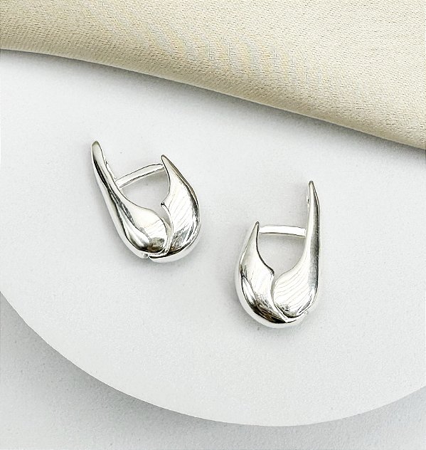 Argola MARESSA gota fecho click mini folheada a prata