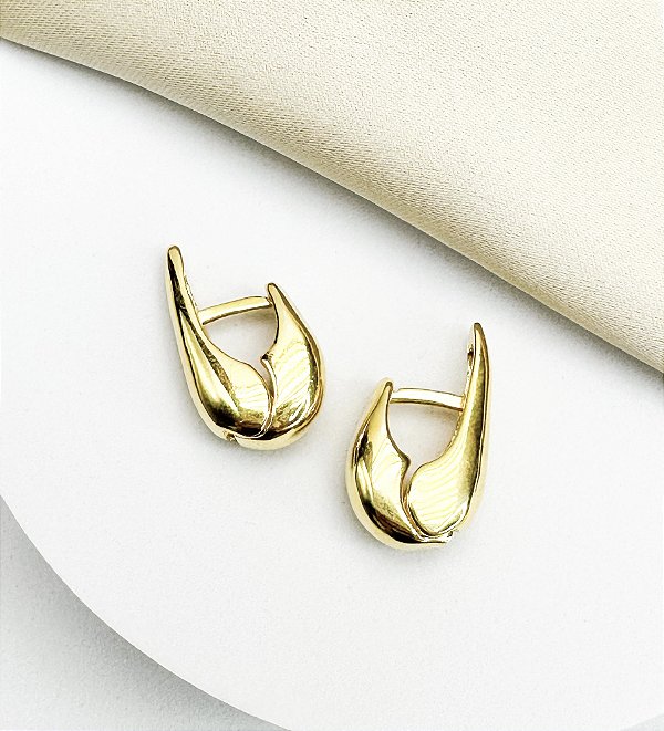 Argola MARESSA gota fecho click mini folheada a ouro