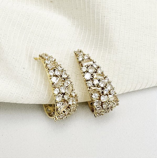 Argola ZENDAYA cravejada com zirconia Cristal folheada a ouro