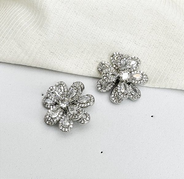 Brinco FERGIE flor cravejada de zirconia CRISTAL folheada a prata