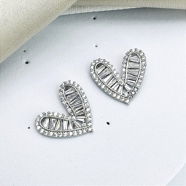 Brinco VALQUIRIA coração cravejado de zirconia folheada a prata
