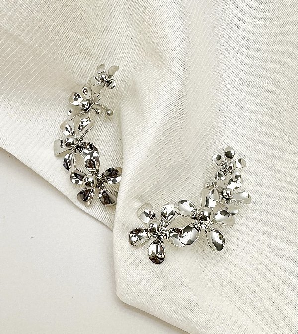 Brinco REGIANE ear cuff com flores folheada a prata