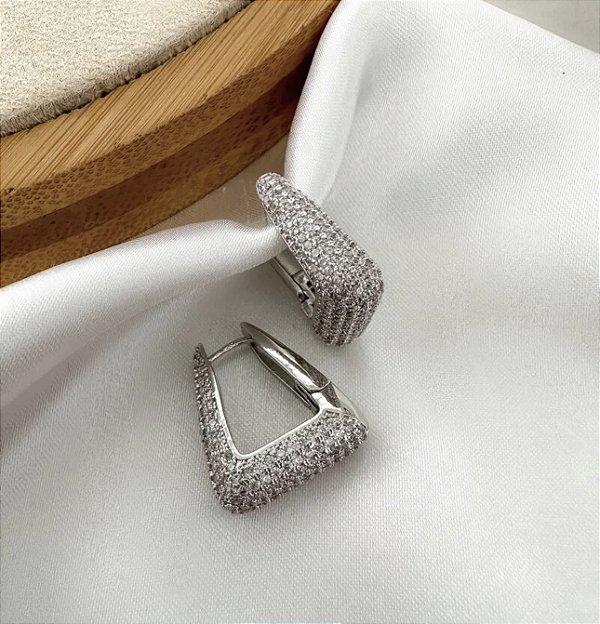 Argola DEMI quadrada cravejada com microzirconia folheada a prata M